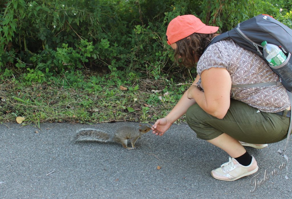 Elise et un petit écureuil 