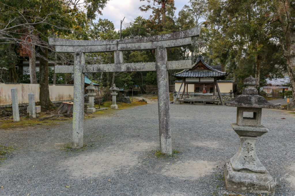 petit torii gris